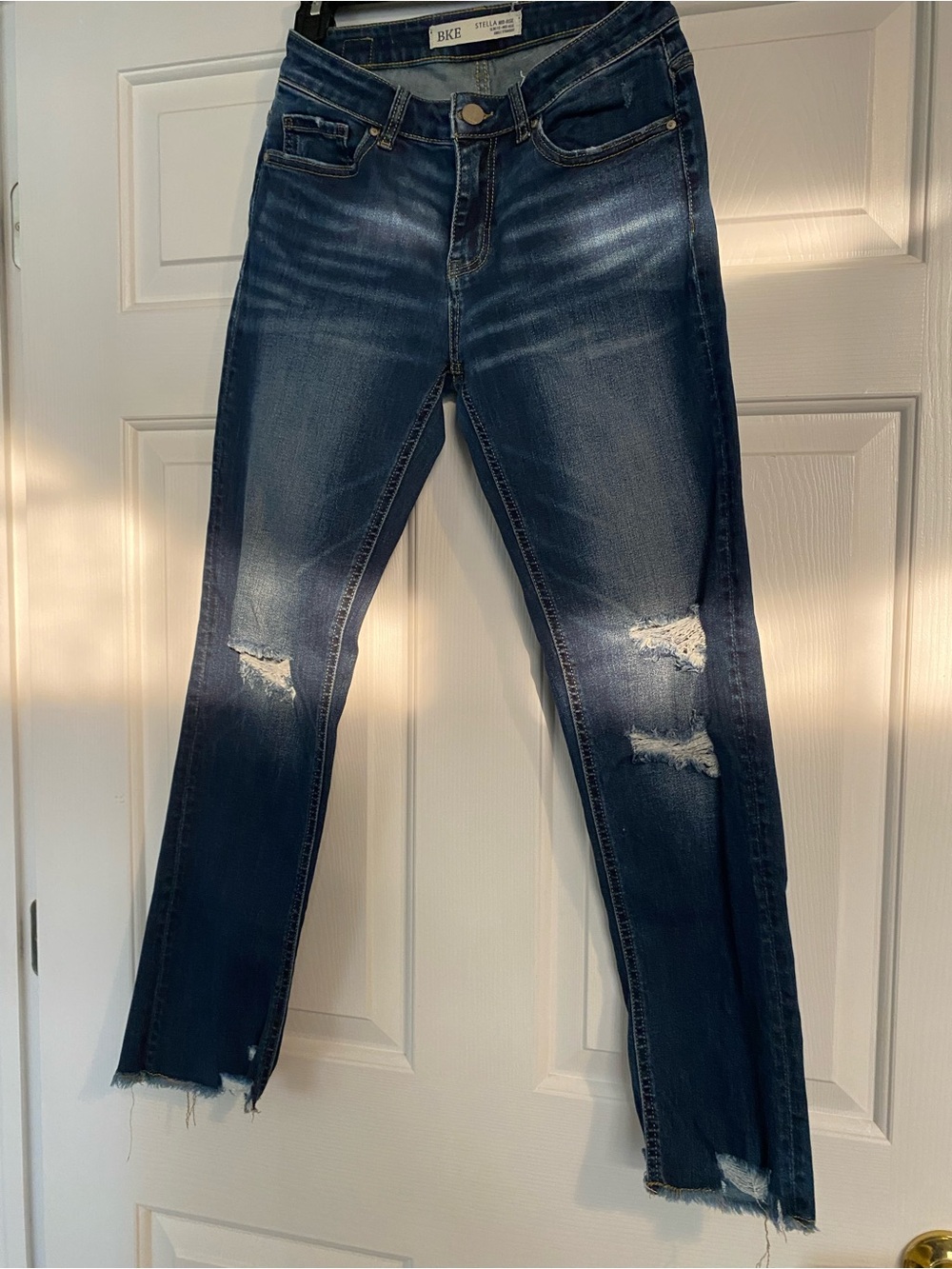 Distressed Skinny Jeans in Dark Blue